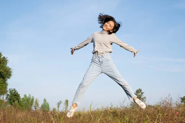 Young Girl Jumping Field Grass Blue Sky — Stock Photo, Image