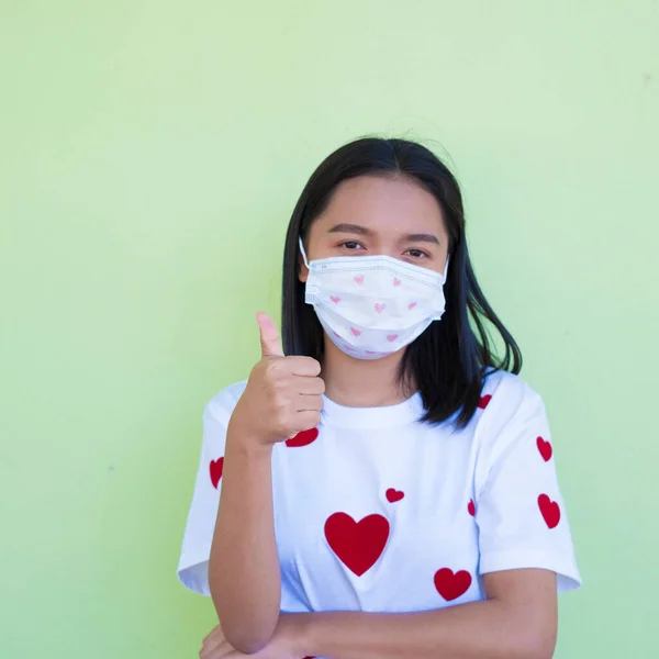 Šťastná Mladá Dívka Nosit Masku Srdeční Košili Srdcem Pozadí — Stock fotografie