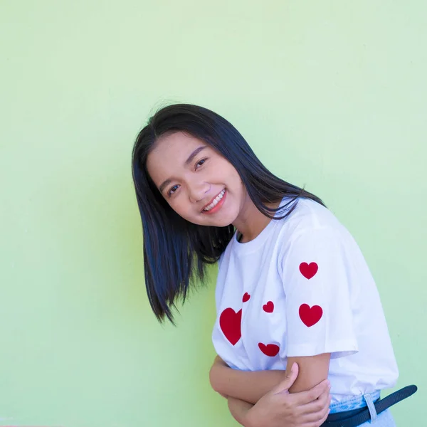 Hermosa Chica Joven Usar Camisa Corazón Rojo Sobre Fondo Verde —  Fotos de Stock