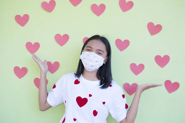 Šťastná Mladá Dívka Nosit Masku Srdeční Košili Srdcem Pozadí — Stock fotografie