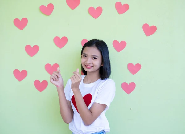 Glücklich Asiatische Junge Mädchen Mit Vielen Herzen Hintergrund — Stockfoto