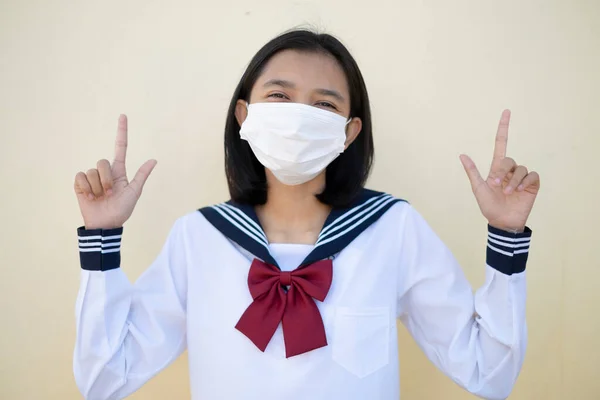 Asijské Studentky Nosí Masku Školní Uniformě — Stock fotografie