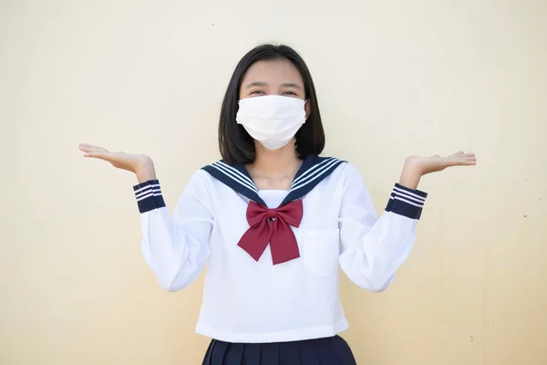 アジアの学生は制服でマスクを着用 — ストック写真