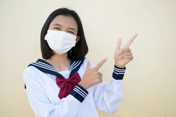 Asijské Studentky Nosí Masku Školní Uniformě — Stock fotografie