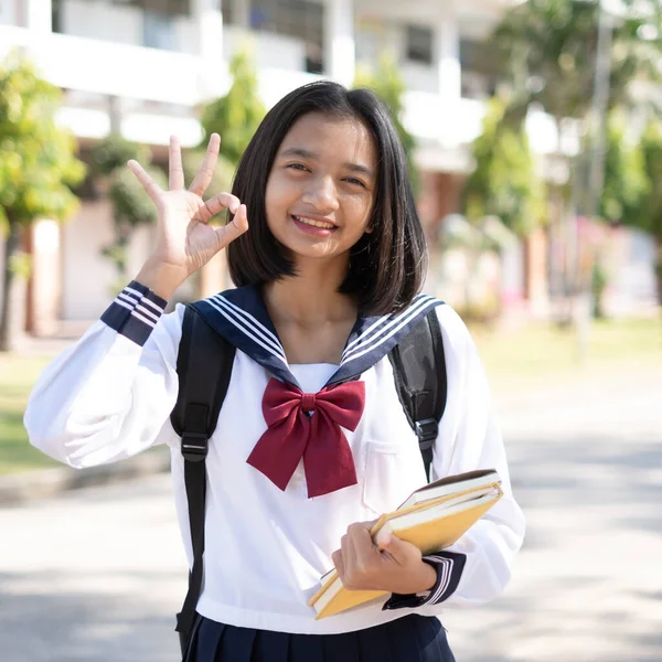 Bella Asiatico Studente Tenere Libro Scuola — Foto Stock