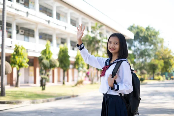 Sorridente Asiatica Ragazza Indossare Uniforme Con Zaino Piedi Scuola — Foto Stock