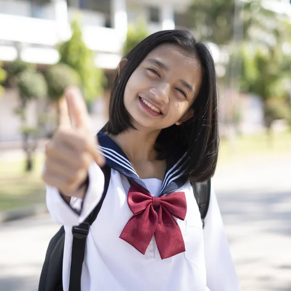 Ritratto Felice Giovane Ragazza Indossa Uniforme Scuola — Foto Stock