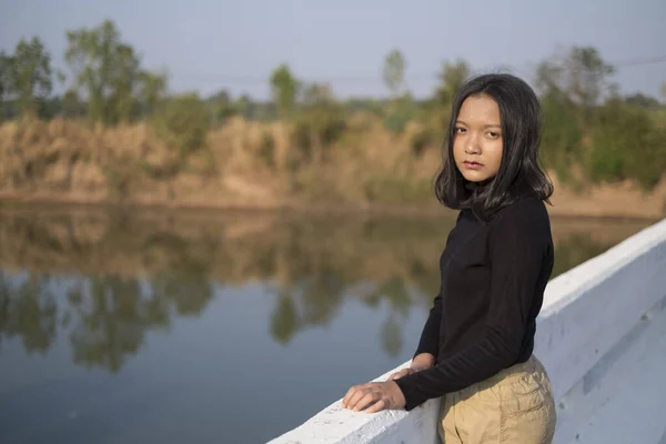 Young Asian Girl Standing Alone Bridge Cross River — Stock Photo, Image