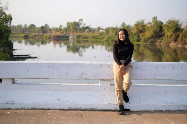 Young Asian Girl Standing Brideg Cross River Road — Stock Photo, Image