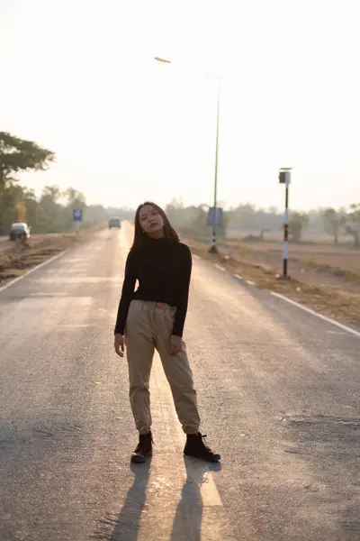 Smart Girl Standing Alone Road Sunset Time — Stock Photo, Image