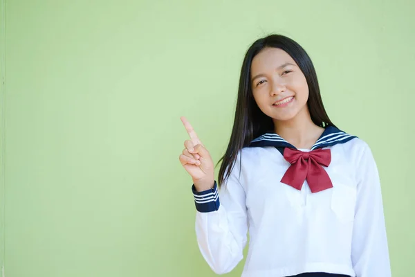 Portré Diák Fiatal Lány Egyenruha Iskola Zöld Háttér Ázsiai Lány — Stock Fotó