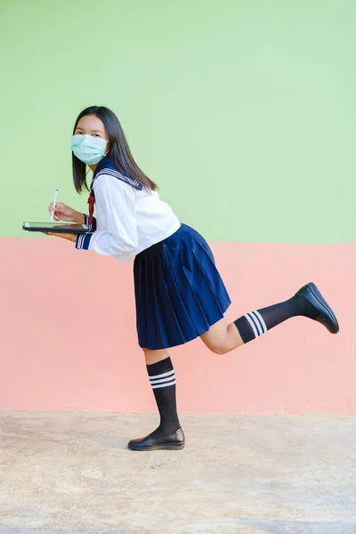 Ritratto Studente Giovane Ragazza Uniforme Scuola Sfondo Verde Ragazza Asiatica — Foto Stock