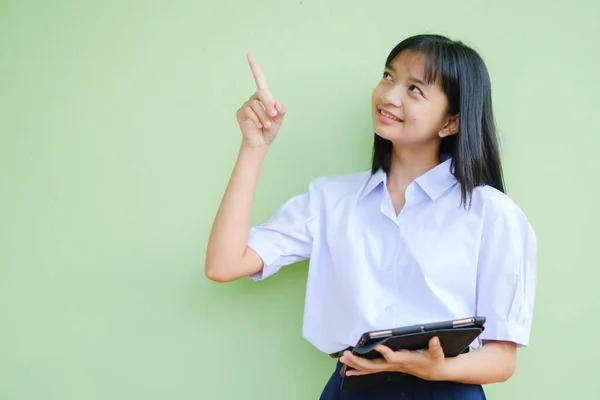 Retrato Estudiante Joven Uniforme Escuela Sobre Fondo Verde Chica Asiática —  Fotos de Stock