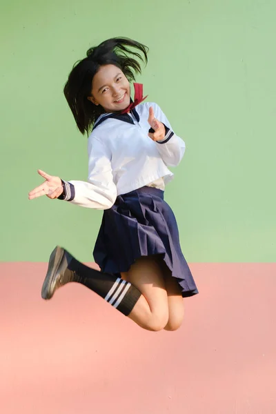 Estudante Menina Saltando Escola Uniforme Menina Asiática — Fotografia de Stock