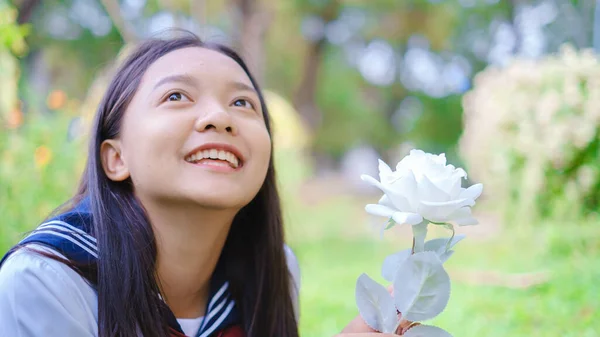 아시아의 정원에 제복을 학교에 다니는 여학생의 초상화 — 스톡 사진