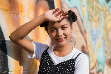 Renkli bir geçmişi olan genç bir kız, Asyalı bir kız, mutlu bir kız.