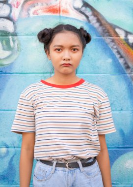 Mutlu genç kız renkli kot pantolon giyiyor, Asyalı kız, moda kızı.