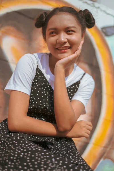 Portré Fiatal Lány Egy Színes Háttér Ázsiai Lány Boldog Lány — Stock Fotó