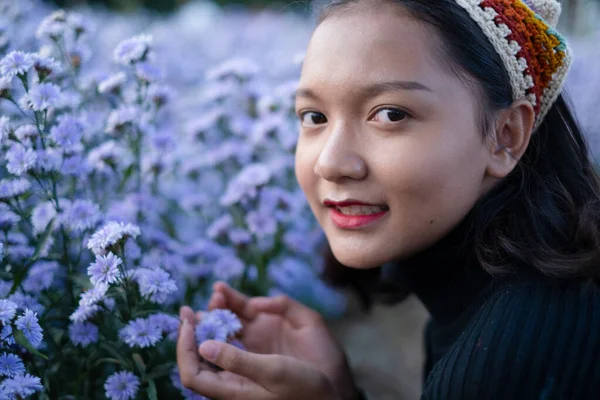 Asiatique Jeune Fille Avec Margaret Ferme — Photo