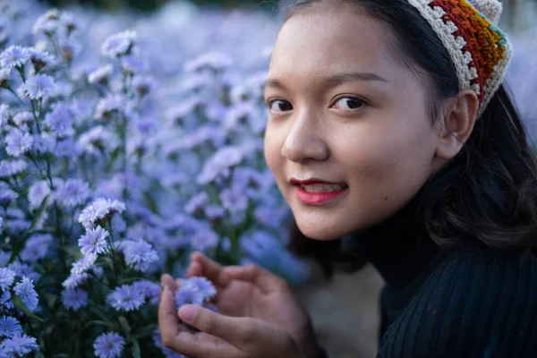 Asiatique Jeune Fille Avec Margaret Ferme — Photo