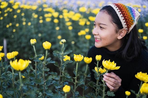 美しいです女の子とともに黄色い花 — ストック写真