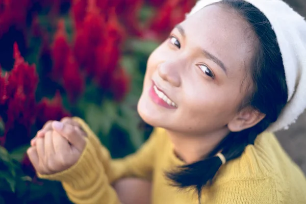 Asian Giovane Ragazza Con Fiori Rossi — Foto Stock