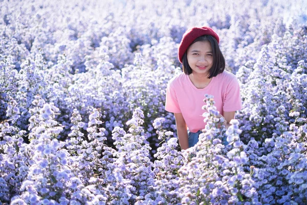 紫色玛格丽特花的漂亮姑娘 — 图库照片