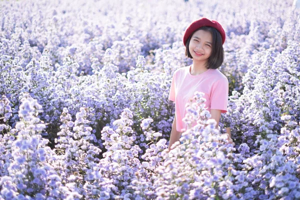 Прекрасна Дівчина Фіолетовими Квітами Маргарити — стокове фото
