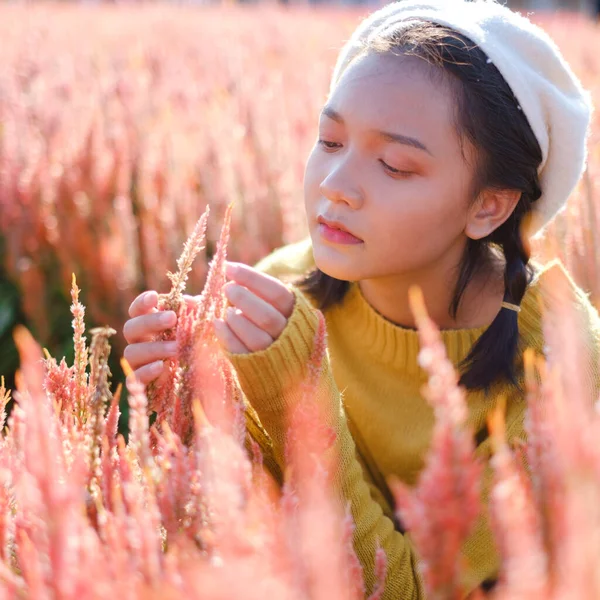 アジアの若いです女の子で美しいです花の農場 アジアの女の子 — ストック写真