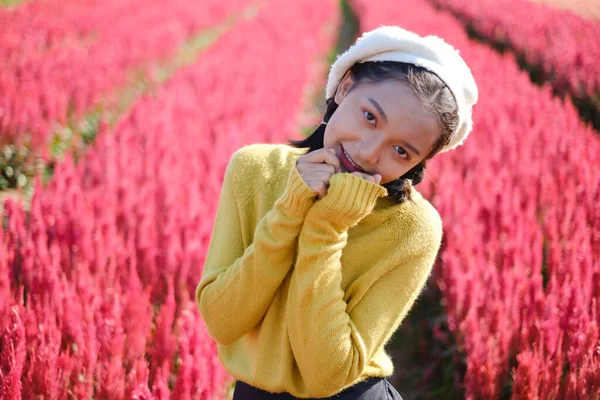 Asian Νεαρή Κοπέλα Στο Όμορφο Αγρόκτημα Λουλουδιών Ασιατική Κορίτσι — Φωτογραφία Αρχείου