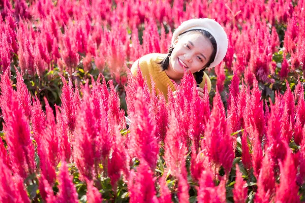 アジアの若いです女の子で美しいです花の農場 アジアの女の子 — ストック写真