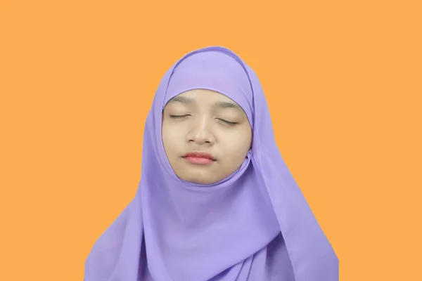 Портрет Девушки Носить Фиолетовый Хиджаб Оранжевом Фоне — стоковое фото