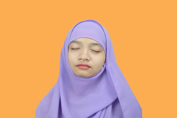 Porträt Junge Mädchen Tragen Lila Hijab Auf Orangefarbenem Hintergrund — Stockfoto