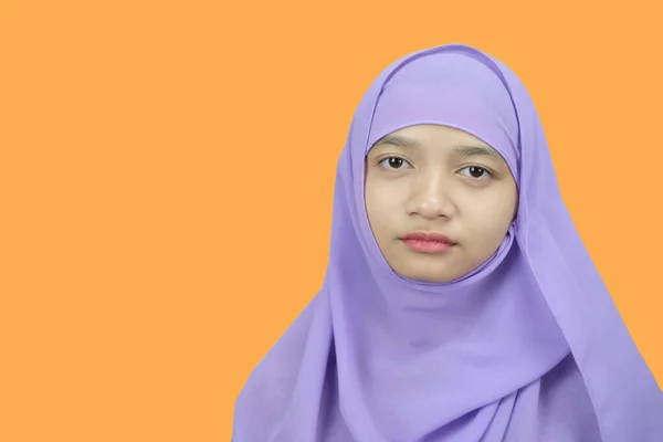 Porträt Junge Mädchen Tragen Lila Hijab Auf Orangefarbenem Hintergrund — Stockfoto