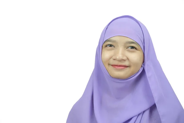 Retrato Jovem Menina Desgaste Purpel Hijab Fundo Branco — Fotografia de Stock