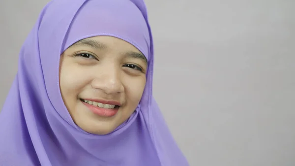 Potret Gadis Muda Mengenakan Hijab Purpel Latar Belakang Putih — Stok Foto