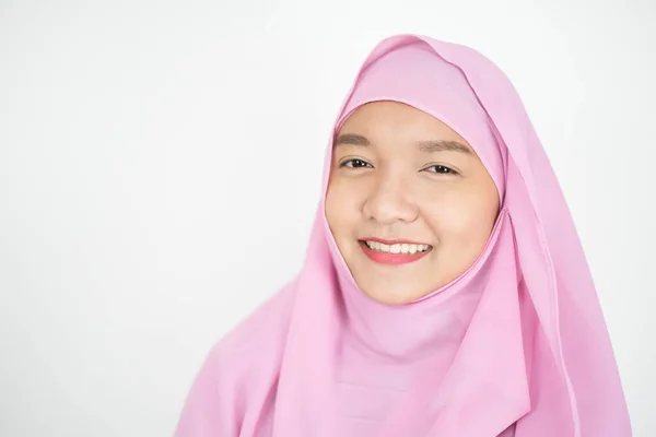 Schöne Junge Mädchen Rosa Hijab Auf Weißem Hintergrund — Stockfoto