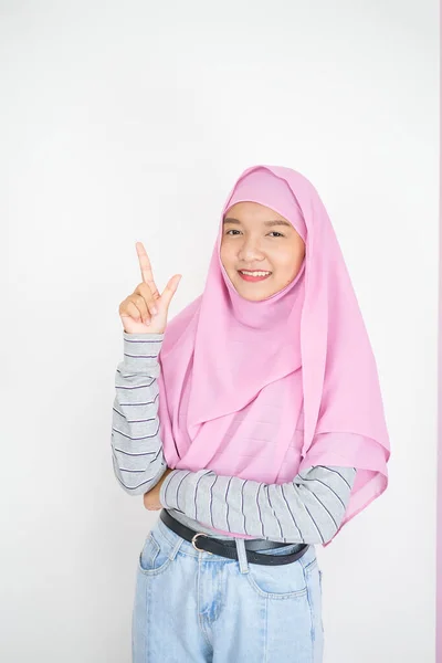 Bella Ragazza Indossare Hijab Rosa Sfondo Bianco — Foto Stock