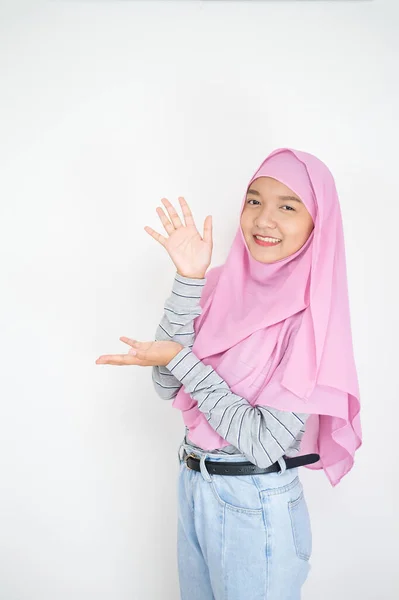 Menina Bonita Usar Hijab Rosa Fundo Branco — Fotografia de Stock