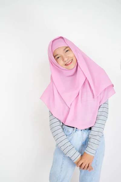 Menina Bonita Usar Hijab Rosa Fundo Branco — Fotografia de Stock