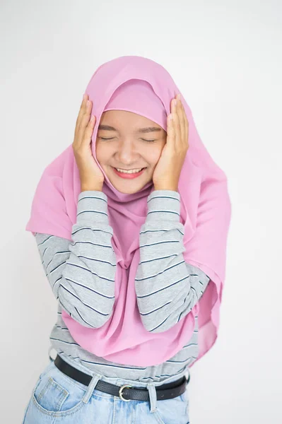 Menina Bonita Usar Hijab Rosa Fundo Branco — Fotografia de Stock