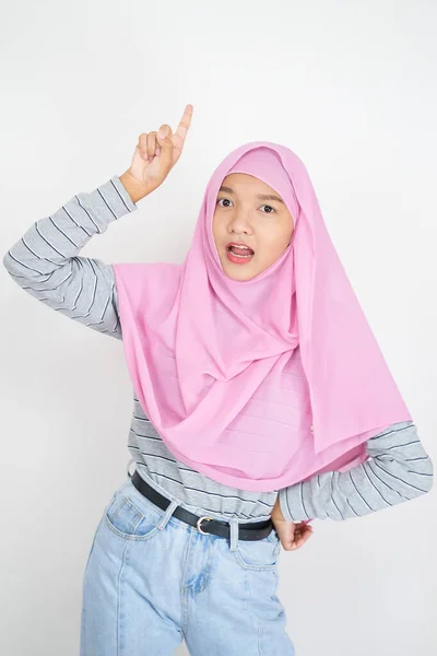 Hermosa Chica Joven Usar Hijab Rosa Sobre Fondo Blanco — Foto de Stock
