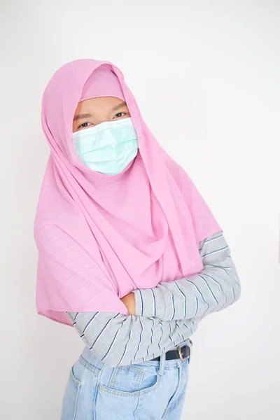 Bella Ragazza Indossare Hijab Rosa Maschera Sfondo Bianco — Foto Stock