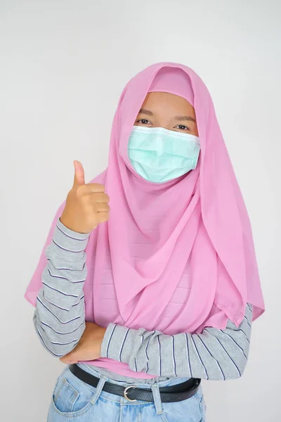 Bella Ragazza Indossare Hijab Rosa Maschera Sfondo Bianco — Foto Stock