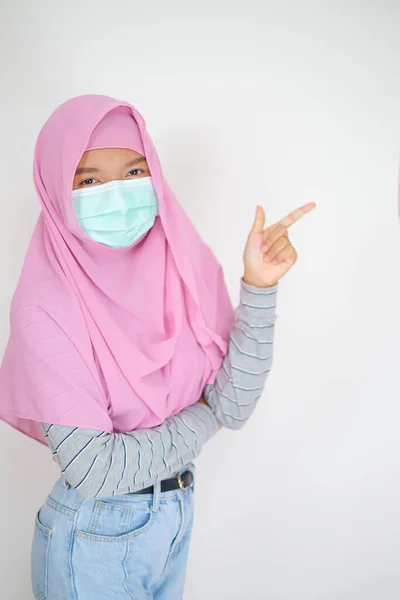 Bella Ragazza Indossare Hijab Rosa Maschera Sfondo Bianco — Foto Stock