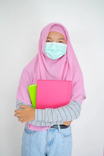 Studente Giovane Ragazza Indossare Hijab Rosa Maschera Tenere Libri Sfondo — Foto Stock