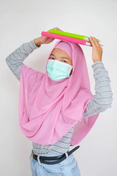 Estudante Menina Usar Hijab Rosa Máscara Segurar Livros Fundo Branco — Fotografia de Stock
