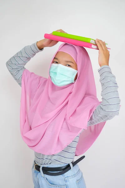 Studentin Junge Mädchen Tragen Rosa Hijab Und Maske Halten Bücher — Stockfoto