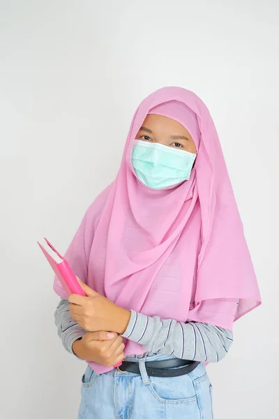Молодая Студентка Носит Розовый Хиджаб Маску Держать Книги Белом Фоне — стоковое фото