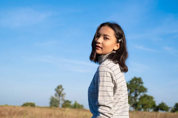 Belle Jeune Fille Avec Ciel Bleu Fille Asiatique — Photo